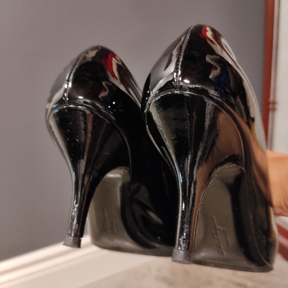 Ferragamo Vara Bow Pump - Picture 5 of 8